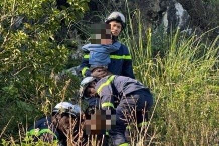 Hà Nội: Giải cứu 2 cháu bé bị mắc kẹt dưới hố sâu tại núi Trầm