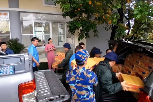 Vùng 4 Hải quân hỗ trợ nhân dân vùng mưa lũ Khánh Hòa