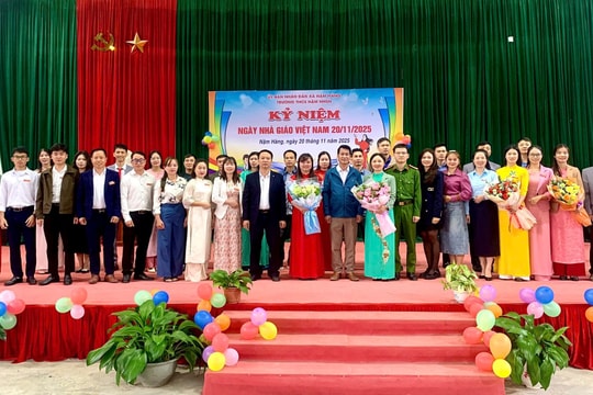 Trường THCS Nậm Nhùn tổ chức Toạ đàm Kỷ niệm 43 năm ngày Nhà giáo Việt Nam