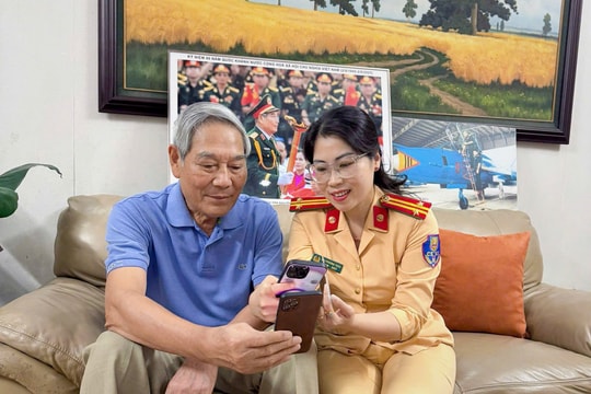 Hà Nội tăng cường hỗ trợ người dân làm sạch dữ liệu phương tiện và GPLX