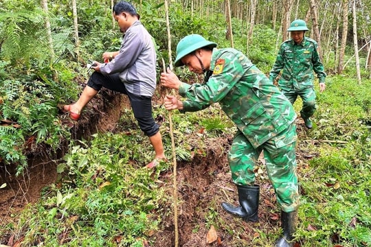 Di dời khẩn cấp 7 hộ dân trước nguy cơ sạt lở cao