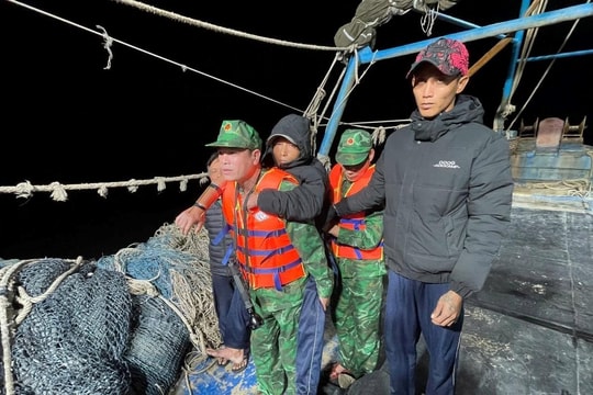 Đồn Biên phòng Cát Bà ứng cứu thuyền viên bị nạn trong đêm