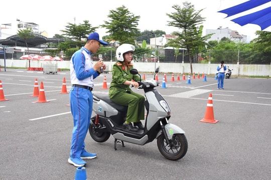 Công an làm “đầu tàu” về tuyên truyền kỹ năng lái xe học đường