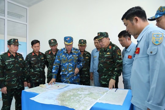 Trung tướng Lê Quang Đạo chỉ đạo ứng phó mưa lũ tại địa bàn Quân khu 5