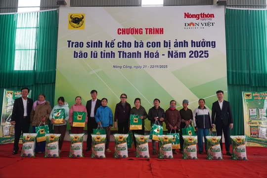 Trao quà giúp người dân khắc phục hậu quả lũ lụt