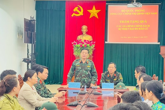 Đoàn công tác Tổng cục Chính trị thăm, động viên người dân vùng lũ tại Đắk Lắk