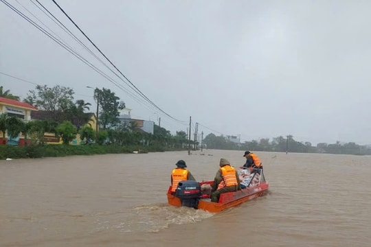 Lữ đoàn 573 vượt lũ tiếp tế khẩn cấp cho người dân bị cô lập