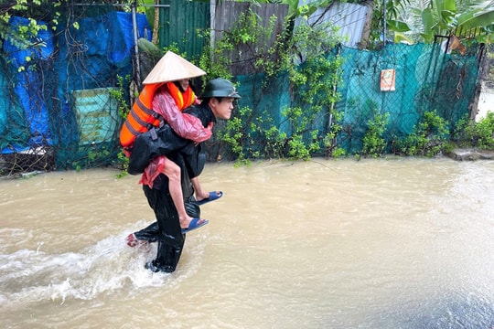 Bộ Quốc phòng: Bằng mọi biện pháp tiếp cận ngay các khu dân cư bị ngập sâu