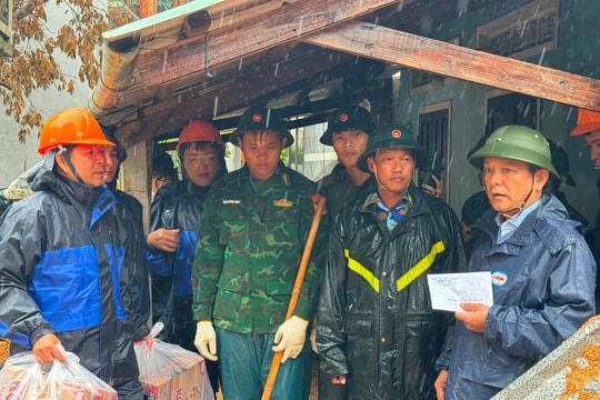Bí thư, Chủ tịch phường ở Gia Lai vượt 'sóng dữ', mang tình người đến nơi cô lập