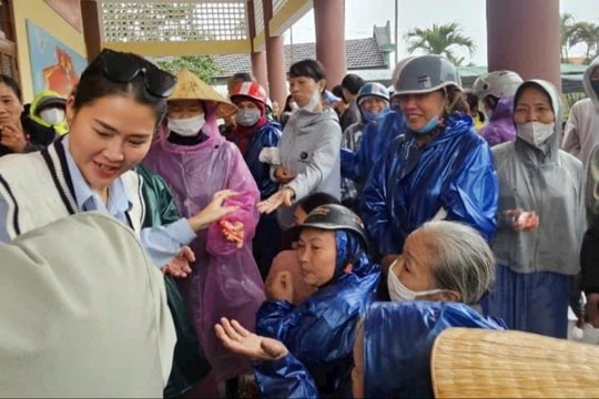 Những món quà ấm áp đến với bà con Nam Hải Lăng