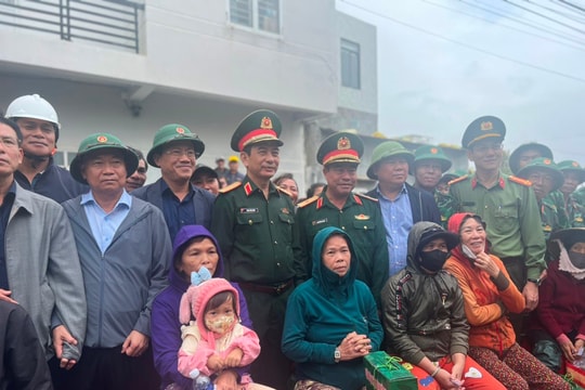 Đại tướng Phan Văn Giang thăm người dân vùng lũ Gia Lai