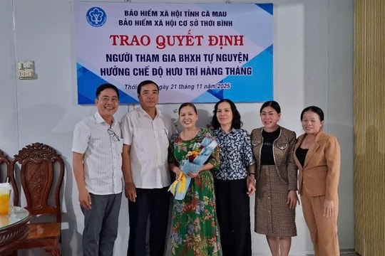 Trao quyết định người tham gia BHXH tự nguyện hưởng chế độ hưu trí hàng tháng