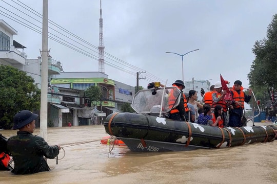 Vùng 4 Hải quân hỗ trợ người dân vượt lũ