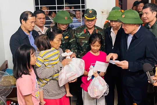 Phó Thủ tướng Thường trực Nguyễn Hòa Bình động viên người dân vùng lũ Đắk Lắk