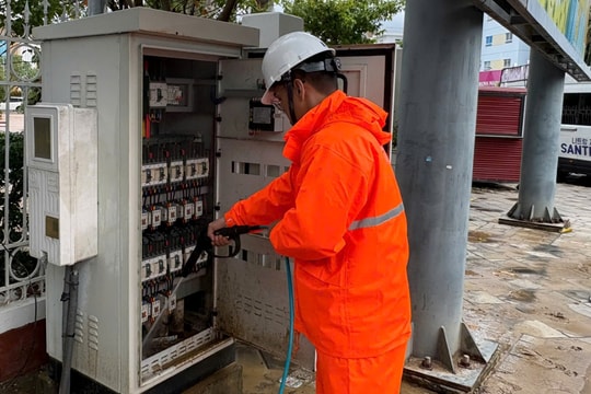 Gần 75% khách hàng vùng lũ được khôi phục điện