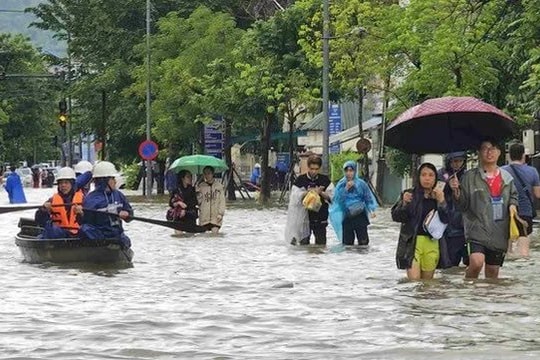 Thời tiết hôm nay 23/11: Mưa lớn kéo dài ở Trung Bộ, miền Bắc trời nắng và rét