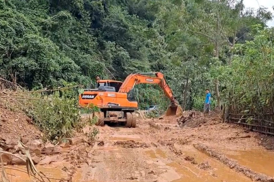 Trung Bộ còn 13 điểm tắc đường do mưa lũ đặc biệt lớn