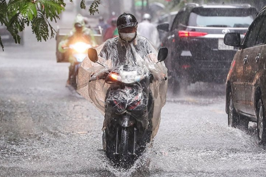 Mưa dồn dập ở Tây Nguyên - Nam Trung Bộ, biển động mạnh