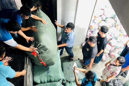 TP. HCM xuyên đêm tiếp nhận hàng cứu trợ vùng lũ
