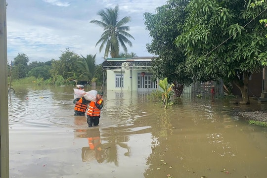 Nước lũ ngập sâu 4 mét, Bộ đội Biên phòng khẩn trương giúp dân chạy lũ ở Đắk Lắk