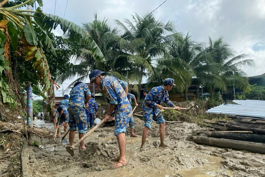 Vùng 4 Hải quân tích cực hỗ trợ nhân dân Khánh Hòa và Đắk Lắk khắc phục hậu quả sau mưa lũ
