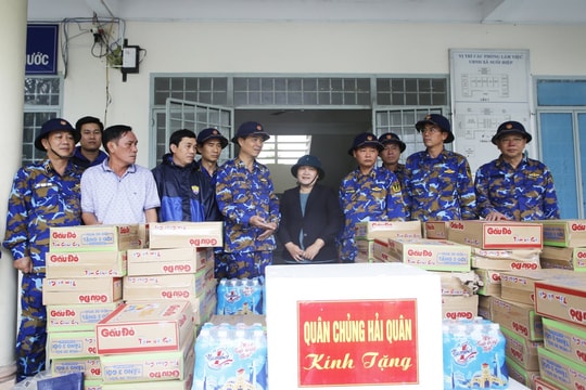 Hải quân dốc sức hỗ trợ miền Trung khắc phục hậu quả mưa lũ