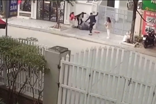 Dùng xe máy tông ngã người đi bộ rồi cùng đồng bọn hành hung nạn nhân