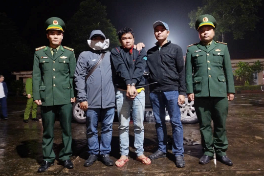 Bàn giao hai đối tượng truy nã sau khi nhập cảnh trái phép từ Lào