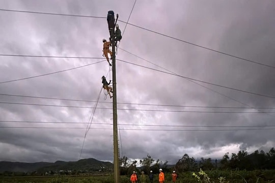 Gần 96% khách hàng đã có điện sau ngập lụt