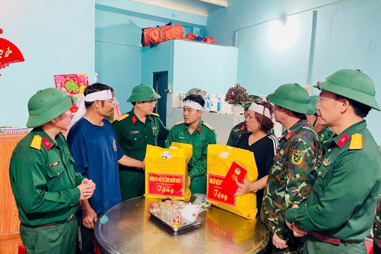 Quân khu 5 động viên chiến sĩ mất hai em trong sạt lở ở Đắk Lắk