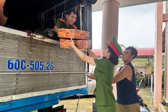 Công an Đồng Nai bàn giao 120 tấn hàng hỗ trợ đồng bào vùng lũ Đắk Lắk