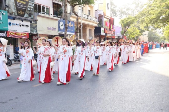 Liên hoan Văn nghệ dân gian và diễu hành tôn vinh áo dài Việt Nam