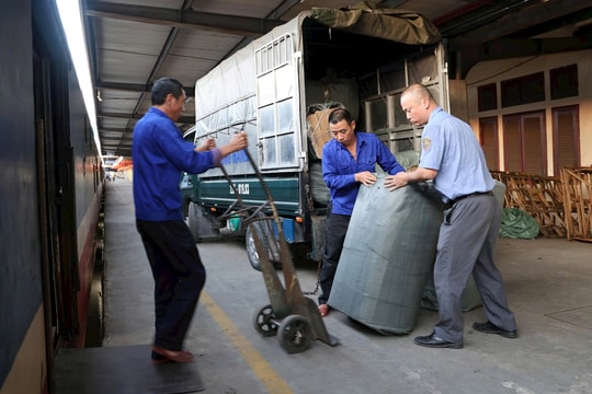 Vận chuyển hơn 15.300 kiện hàng hóa thiết yếu đến tay người dân vùng lũ