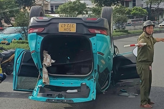 Ô tô bất ngờ lật ngửa trên cầu vượt
