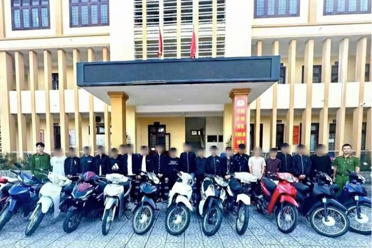 Triệu tập 24 thiếu niên chạy mô tô dàn hàng ngang trong đêm
