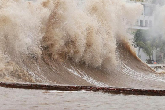 Bão số 15 mạnh lên, nhiều vùng biển bước vào trạng thái nguy hiểm