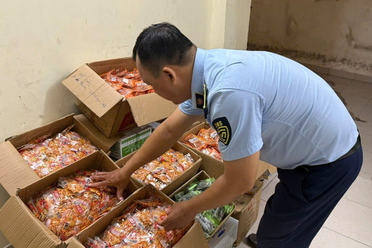 TP.HCM: Tạm giữ 5.000 sản phẩm thực phẩm, 150 kg kẹo dẻo "lậu"