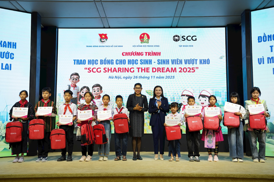 Trao học bổng cho học sinh, sinh viên vượt khó