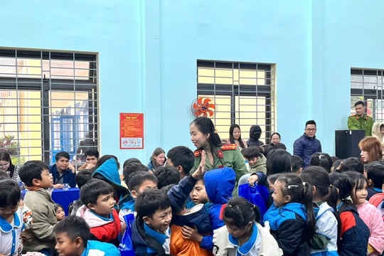 Công an TP Đà Nẵng: Sưởi ấm biên cương sau mưa lũ