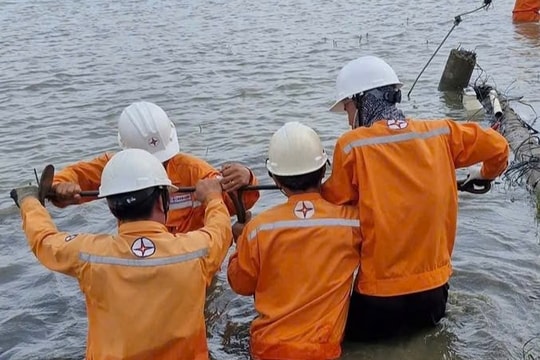 EVNCPC khôi phục điện cho 99,81% khách hàng sau ngập lụt