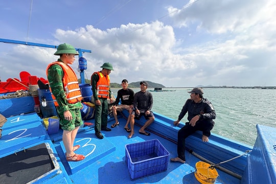 Bộ đội Biên phòng Khánh Hòa chủ động tuyên truyền, hỗ trợ người dân ứng phó bão số 15