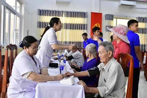 Bệnh viện Quân y 121 khám bệnh, phát thuốc cho người dân xã Đông Hưng