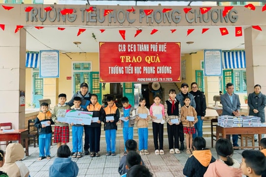 Ấm áp yêu thương gửi học trò Huế sau mùa lũ dữ