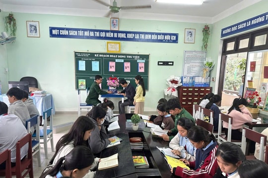 Tặng 200 đầu sách giúp học sinh Vinh Xuân nâng cao hiểu biết pháp luật
