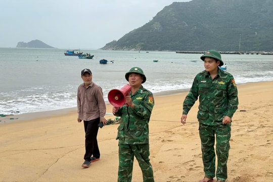 Đồn Biên phòng Cửa khẩu cảng Vũng Rô hỗ trợ bà con phòng, chống bão số 15