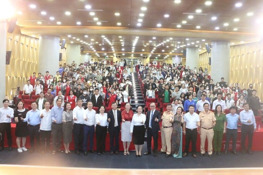 Hơn 300 sinh viên tham gia Chương trình tuyên truyền pháp luật về TTATGT