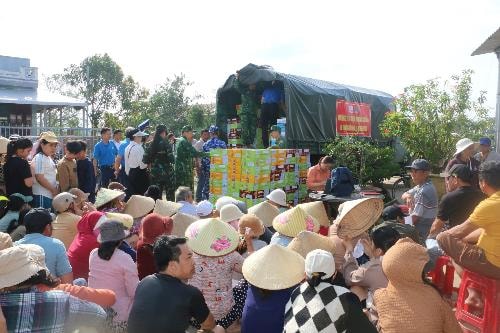 Hành trình “Công lý và Trái tim” trao 45 tấn hàng đến với người dân vùng lũ