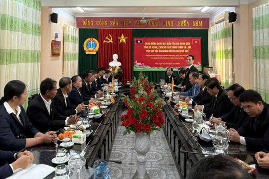 Đoàn công tác TAND tỉnh Sê Kông thăm và làm việc tại TAND TP. Huế