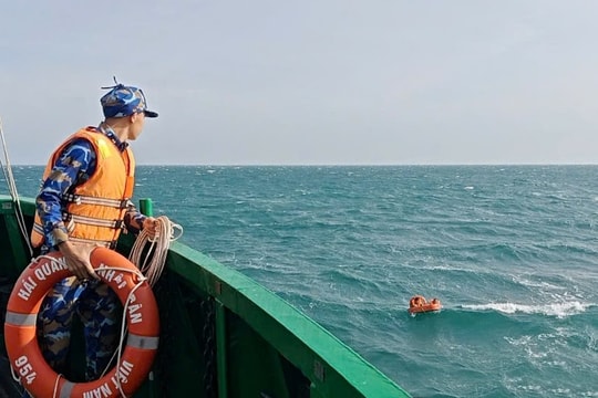 Cứu nạn thành công 2 thuyền viên trong vụ chìm tàu vật liệu gần Phú Quốc
