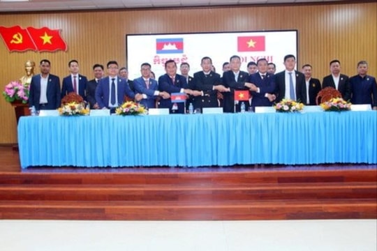 TAND tỉnh An Giang và Tòa sơ thẩm 6 tỉnh Campuchia trao đổi kinh nghiệm